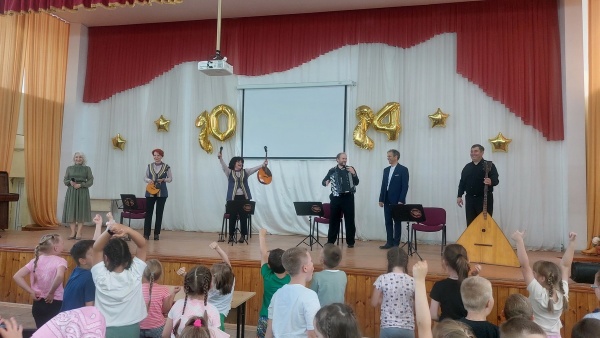 Мультконцерт для детей из городского школьного лагеря подарил ансамбль «Родные напевы»